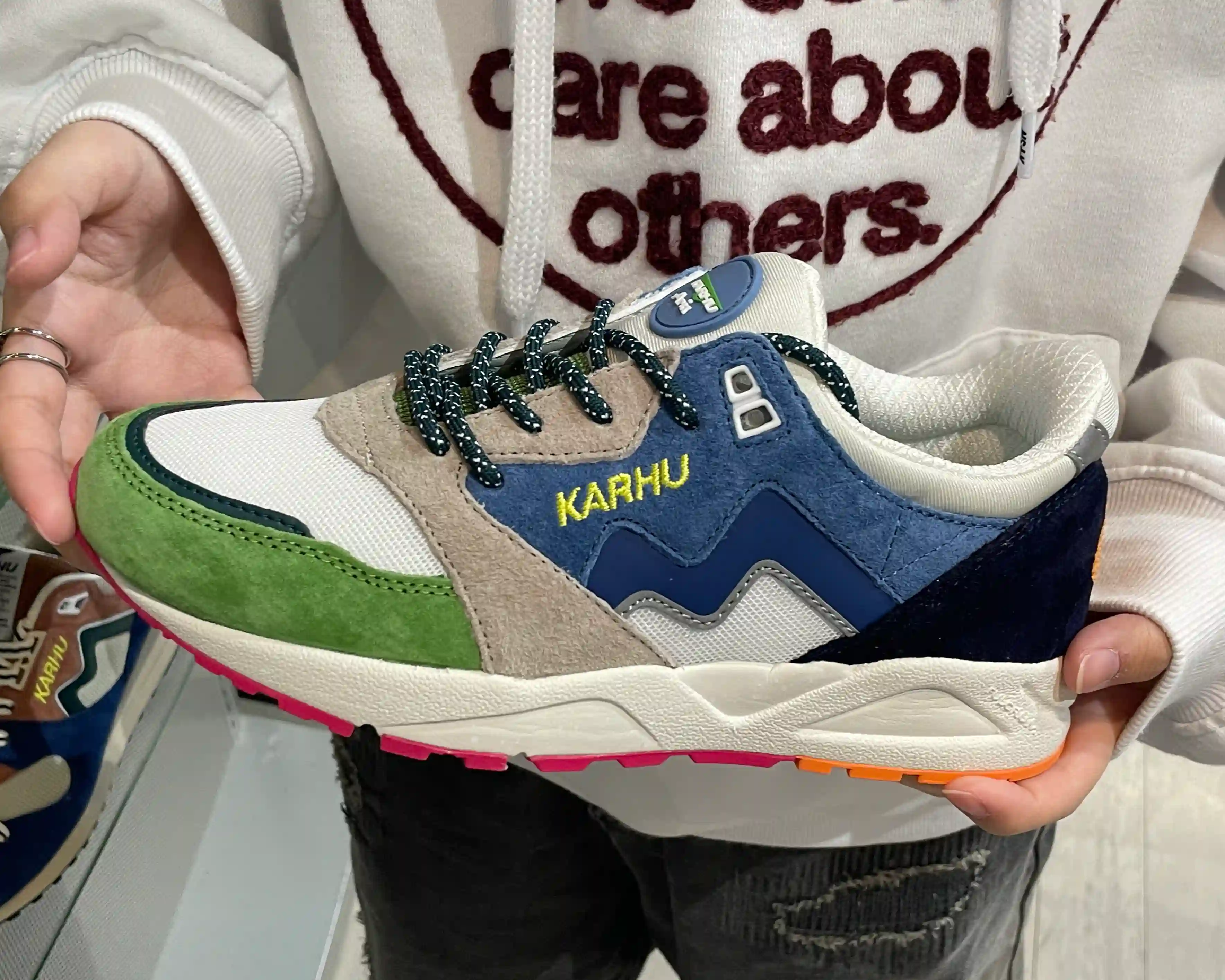 ボストンクラブ　中性的コーデ　ストリートコーデ　スニーカー　KARHU