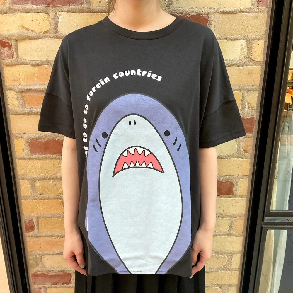 大きなサメプリント＋尾びれTシャツ🦈